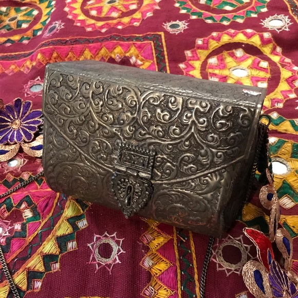 NEW “RARE” Antique silver toned purse with design - Picture 5 of 8